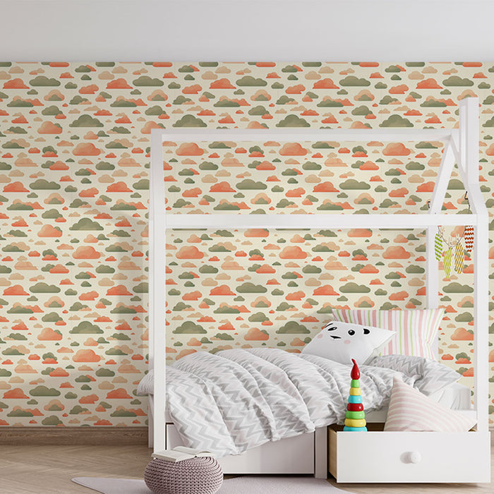 Une chambre d'enfant avec un papier peint aux motifs de nuages colorés dans des teintes douces de rose, vert et beige, créant une atmosphère ludique et apaisante.