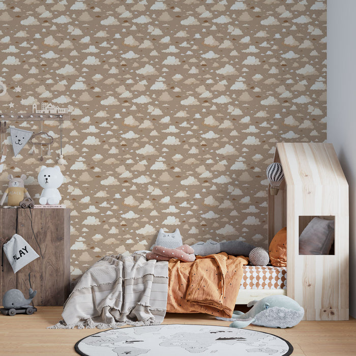 Une chambre d'enfant avec un papier peint beige illustrant des nuages doux et pastel, créant une ambiance chaleureuse et réconfortante.
