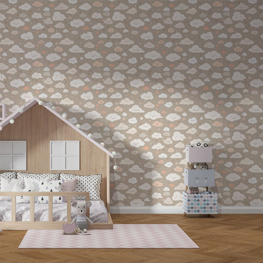 Une chambre d'enfant avec un papier peint doux représentant des nuages souriants dans des teintes pastel sur un fond beige, créant une atmosphère chaleureuse et ludique.