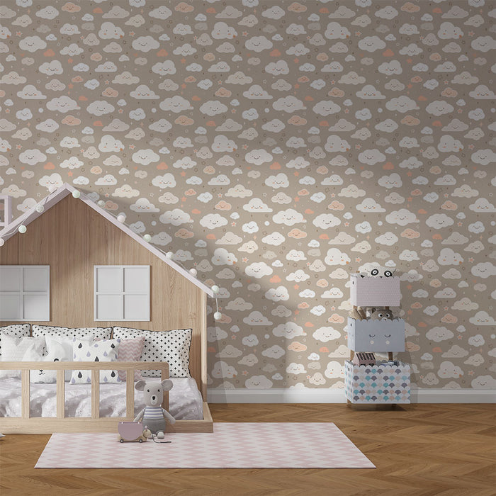 Une chambre d'enfant avec un papier peint doux représentant des nuages souriants dans des teintes pastel sur un fond beige, créant une atmosphère chaleureuse et ludique.