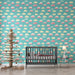 Une chambre d'enfant avec un papier peint ludique représentant des nuages colorés sur fond turquoise, créant une ambiance joyeuse et apaisante.