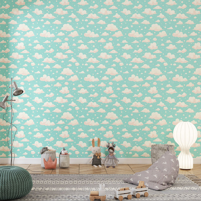 Une chambre d'enfant avec un papier peint bleu clair illustrant des nuages roses et des étoiles, créant une atmosphère douce et rêveuse.