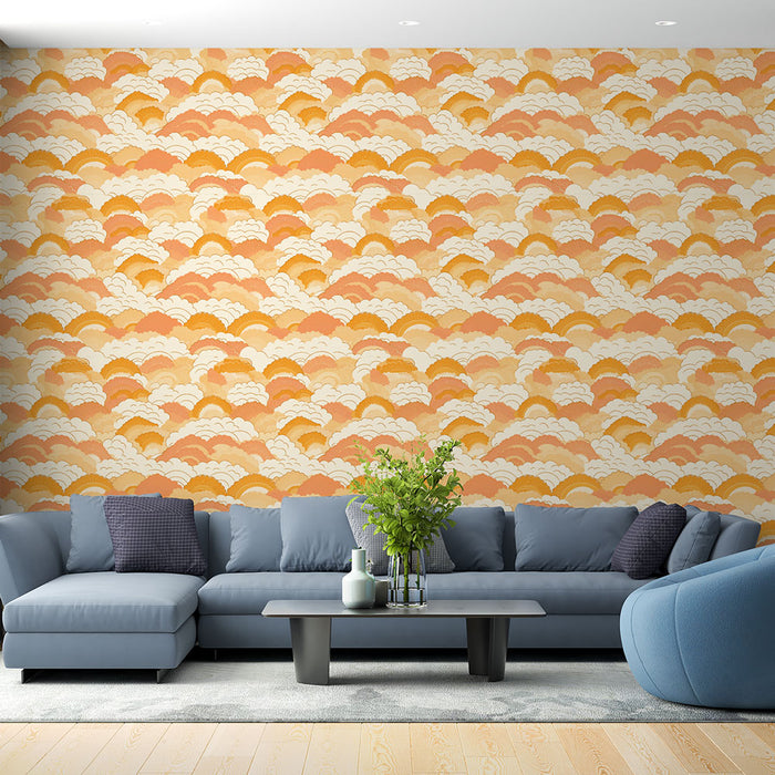 Un salon moderne avec un papier peint aux motifs de vagues en dégradés de jaune et orange sur fond crème, créant une atmosphère chaleureuse et accueillante.