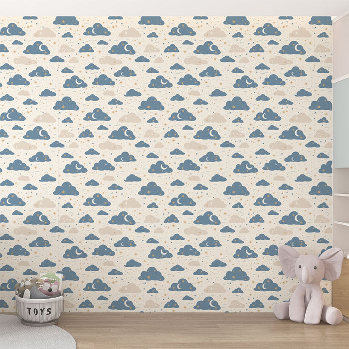Une chambre d'enfant avec un papier peint illustrant des nuages bleus et beiges sur fond clair, créant une atmosphère douce et rêveuse.