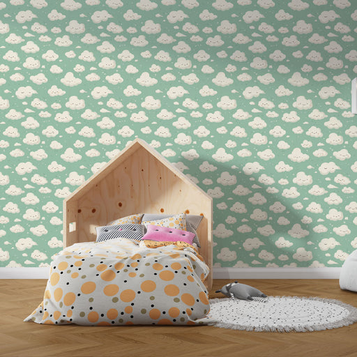 Une chambre enfantine avec un papier peint pastel représentant des nuages souriants sur un fond vert, créant une atmosphère joyeuse et réconfortante.