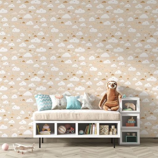 Une chambre d'enfant avec un papier peint doux représentant des nuages blancs et dorés sur fond beige, créant une ambiance chaleureuse et ludique.
