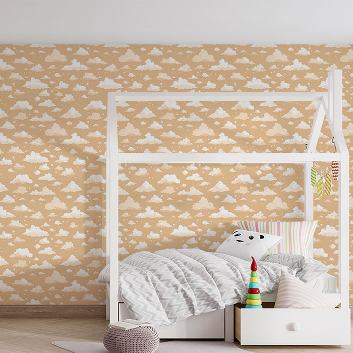 Une chambre d'enfant avec un papier peint beige illustré de nuages blancs, créant une atmosphère douce et rêveuse.