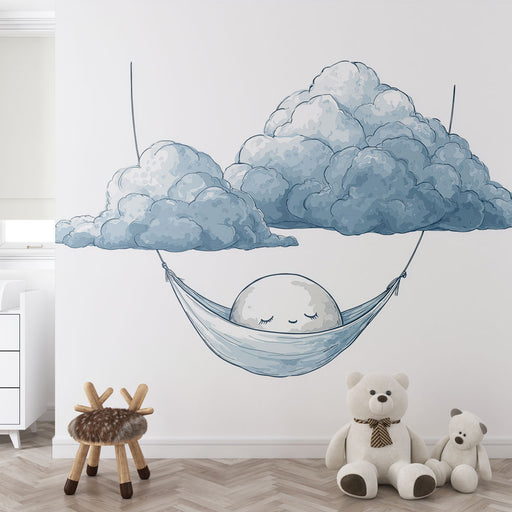 Une chambre d'enfant avec un papier peint illustratif représentant une lune souriante bercée par des nuages doux, créant une atmosphère rêveuse et apaisante.