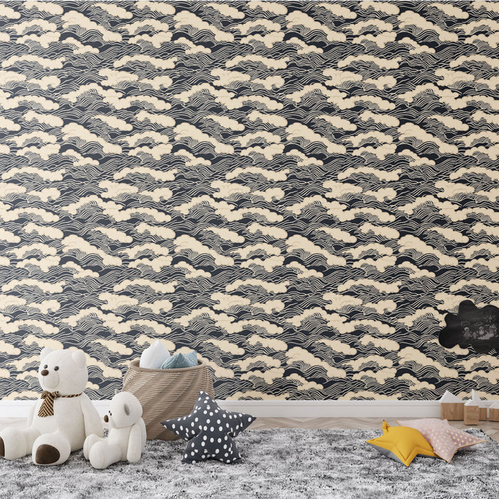 Une chambre d'enfant avec un papier peint aux motifs de nuages et vagues beige sur fond noir, créant une atmosphère ludique et apaisante.