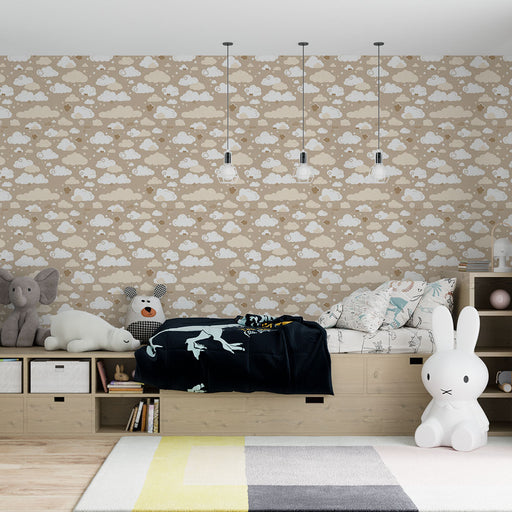 Une chambre enfantine avec un papier peint aux motifs de nuages blancs sur fond beige, créant une ambiance douce et rêveuse.