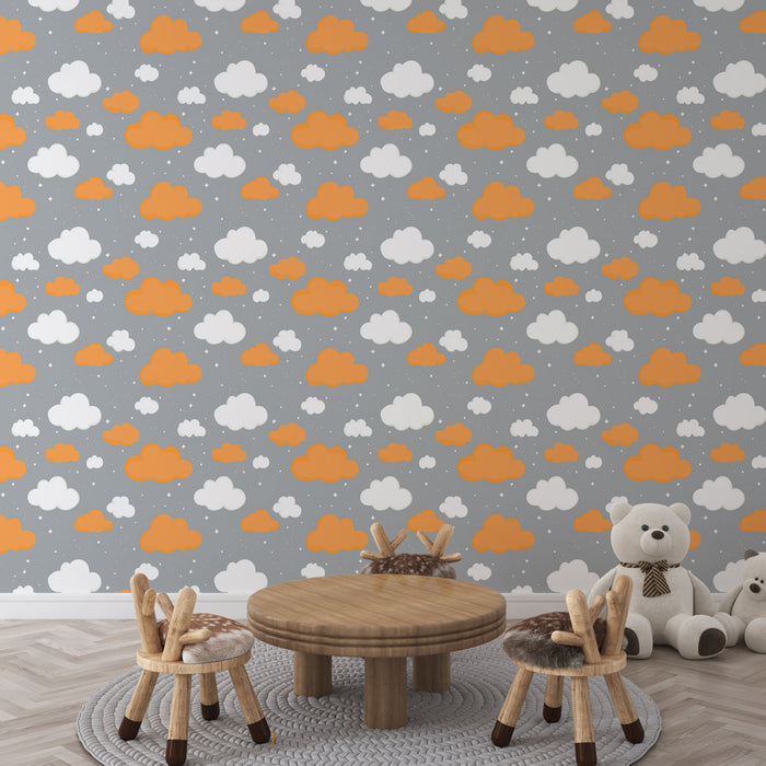 Une chambre d'enfant avec un papier peint aux motifs de nuages blancs et orange sur fond gris, créant une atmosphère joyeuse et ludique.