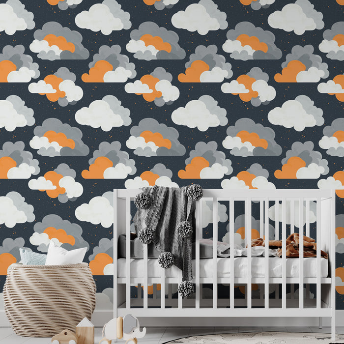 Une chambre d'enfant avec un papier peint représentant des nuages gris et blancs, rehaussés de touches orange sur fond bleu nuit, créant une ambiance douce et rêveuse.
