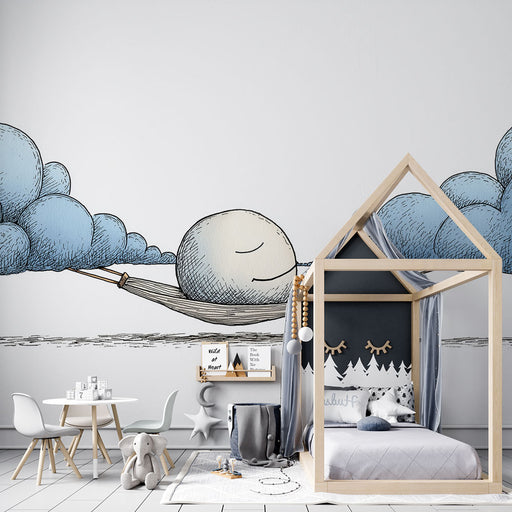 Une chambre d'enfant avec un papier peint illustratif représentant un nuage et une lune endormie, créant une atmosphère douce et rêveuse.