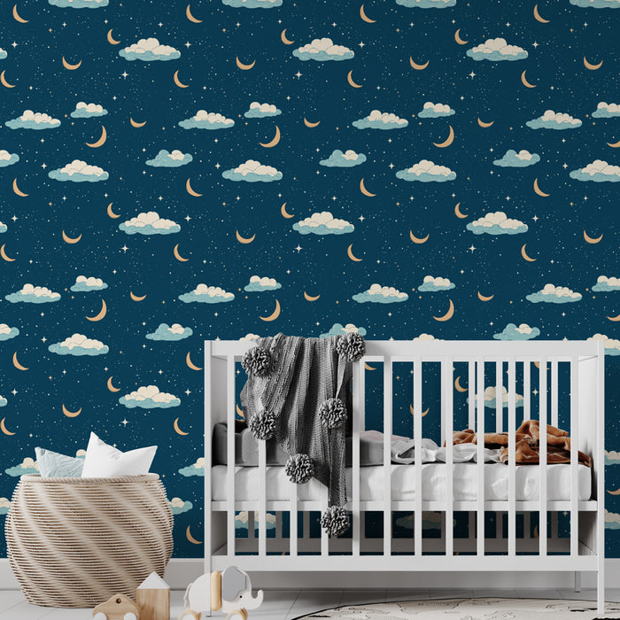 Une chambre d'enfant avec un papier peint nocturne bleu marine orné de nuages, de croissants de lune et d'étoiles, créant une atmosphère douce et rêveuse.