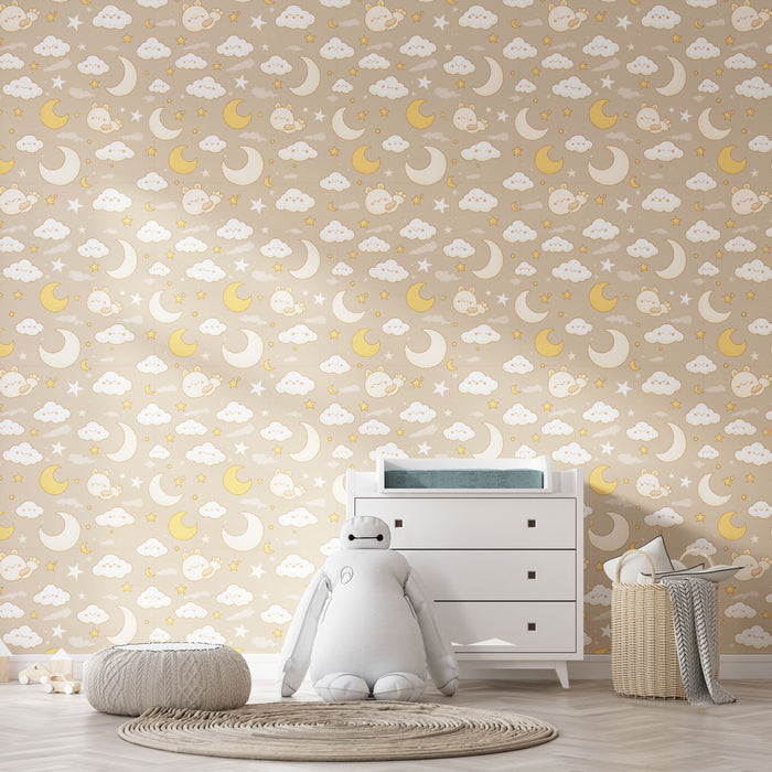 Une chambre d'enfant avec un papier peint doux aux motifs de lunes et nuages dans des teintes beige et jaune, créant une atmosphère apaisante et rêveuse.
