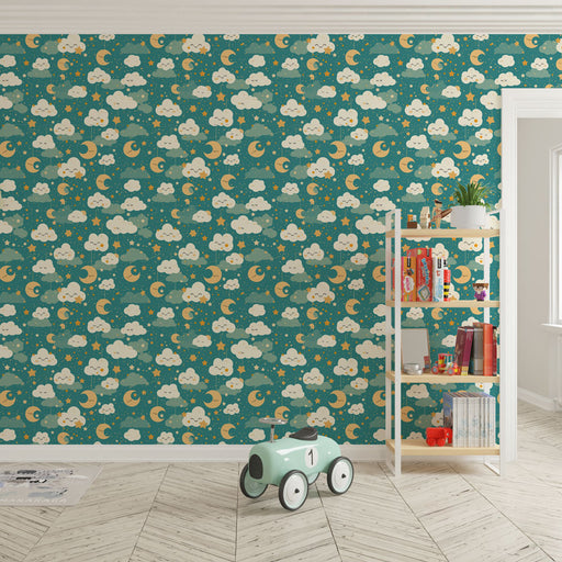Une chambre d'enfant avec un papier peint coloré représentant des nuages, des lunes et des étoiles sur fond vert émeraude, créant une ambiance ludique et rêveuse.