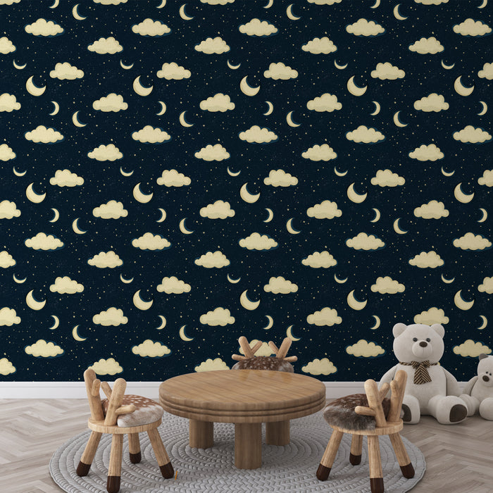 Une chambre d'enfant avec un papier peint bleu nuit illustrant des nuages et des croissants de lune, créant une atmosphère douce et rêveuse.