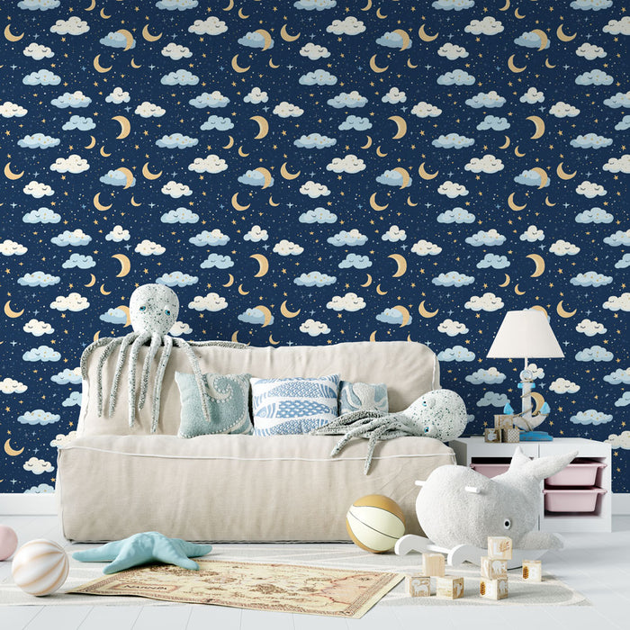 Une chambre d'enfant avec un papier peint nocturne bleu marine orné de nuages, de lunes dorées et d'étoiles, créant une atmosphère douce et rêveuse.