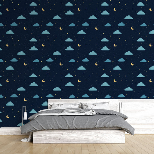 Une chambre moderne avec un papier peint nocturne bleu foncé orné de nuages et de croissants de lune, créant une ambiance rêveuse et apaisante.