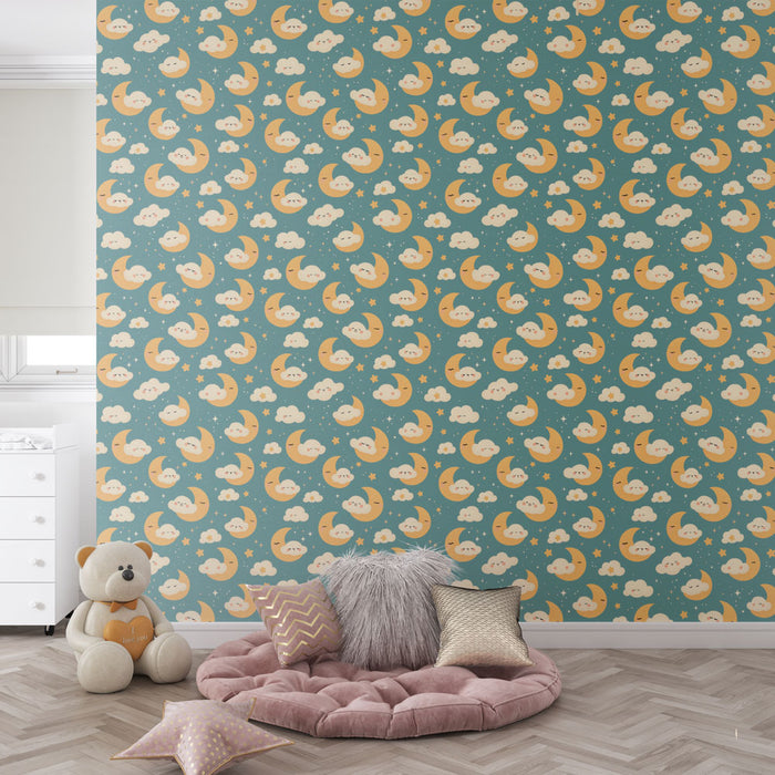 Une chambre d'enfant avec un papier peint ludique représentant des lunes souriantes et des nuages sur fond bleu, créant une atmosphère douce et apaisante.