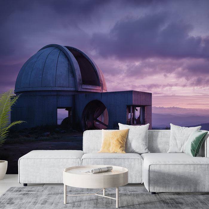 Une pièce moderne avec un papier peint représentant un observatoire abandonné sous un ciel violet, créant une atmosphère mystérieuse et contemplative.