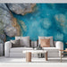 Papier peint océan bleu avec eau turquoise translucide et rochers naturels pour salon moderne