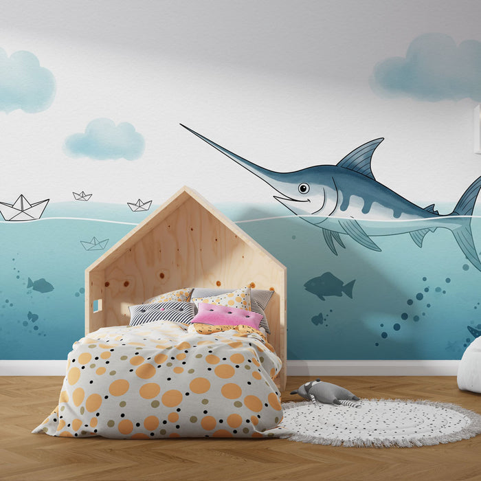 Une chambre d'enfant avec un papier peint aquatique illustrant un marlin et des nuages, créant une ambiance ludique et apaisante.