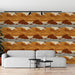 Un salon moderne avec un papier peint représentant des vagues stylisées dans des teintes chaudes de brun et de beige, créant une ambiance apaisante et naturelle.
