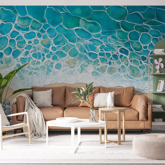 Un salon moderne avec un papier peint évoquant des vagues turquoise et blanches, créant une ambiance rafraîchissante et apaisante.