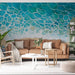 Un salon moderne avec un papier peint évoquant des vagues turquoise et blanches, créant une ambiance rafraîchissante et apaisante.