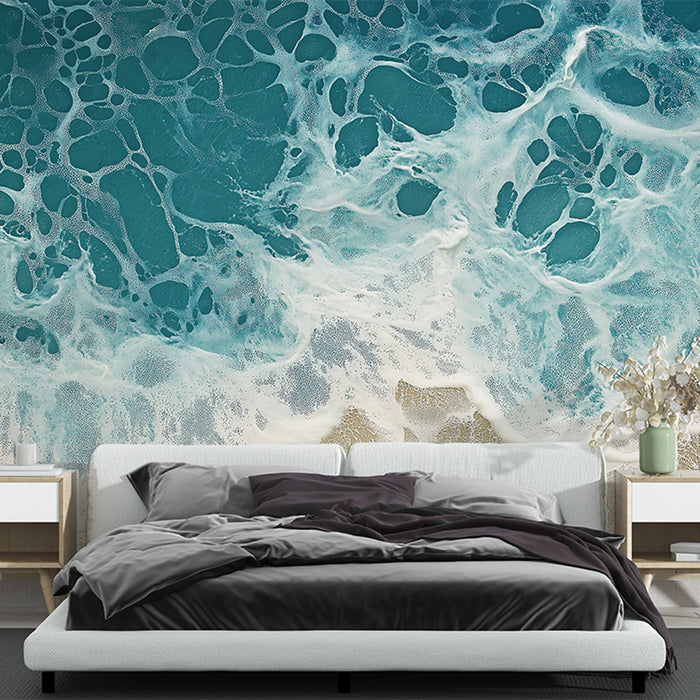 Une chambre moderne avec un papier peint représentant des vagues turquoise et blanches, évoquant une ambiance apaisante et marine.