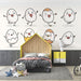 Une chambre d'enfant avec un papier peint ludique représentant des œufs souriants dans des poses joyeuses, créant une atmosphère joyeuse et amusante.