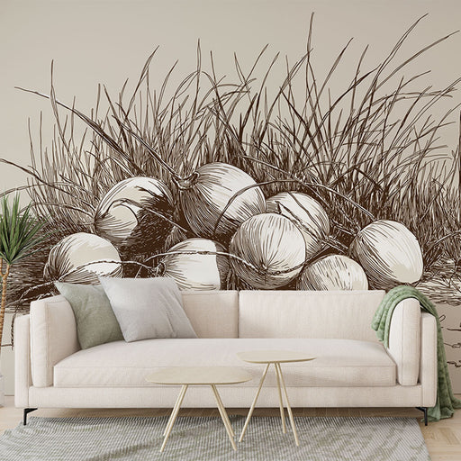 Un salon contemporain avec un papier peint illustrant des œufs enroulés dans de l'herbe, dégageant une ambiance naturelle et artistique en nuances de beige et marron.