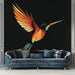 Papier peint colibri stylisé aux couleurs vives sur fond noir pour salon moderne.