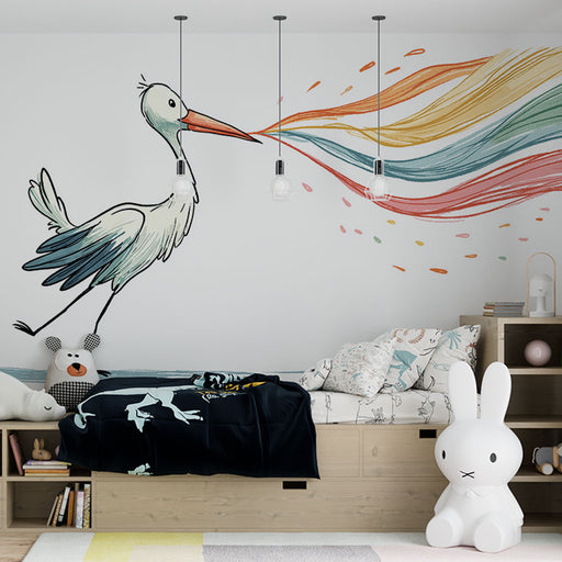Une chambre d'enfant avec un papier peint illustratif représentant une cigogne colorée crachant des vagues de couleurs vives, créant une ambiance joyeuse et ludique.