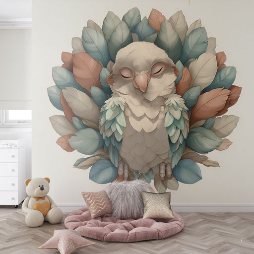 Une chambre d'enfant avec un papier peint illustrant un hibou stylisé entouré de feuilles aux teintes douces, créant une atmosphère apaisante et ludique.