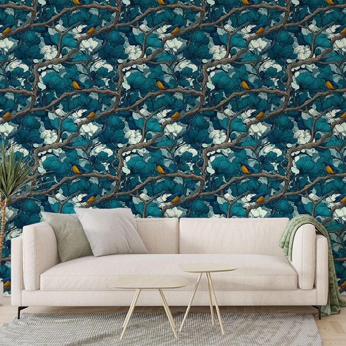Un salon contemporain avec un papier peint floral aux motifs de branches et de fleurs sur fond bleu, créant une ambiance naturelle et vivante.