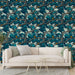 Un salon contemporain avec un papier peint floral aux motifs de branches et de fleurs sur fond bleu, créant une ambiance naturelle et vivante.