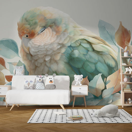 Une chambre d'enfant avec un papier peint représentant un grand oiseau aux plumes pastel sur fond de feuilles colorées, créant une ambiance douce et apaisante.