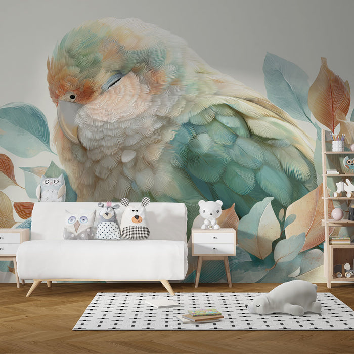 Une chambre d'enfant avec un papier peint représentant un grand oiseau aux plumes pastel sur fond de feuilles colorées, créant une ambiance douce et apaisante.