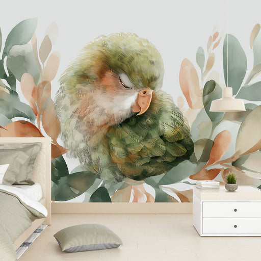 Une chambre apaisante avec un papier peint illustrant un oiseau coloré entouré de feuillages délicats aux teintes douces et naturelles.