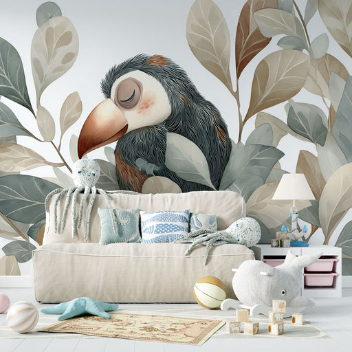 Une chambre d'enfant avec un papier peint illustrant un toucan endormi entouré de feuillages doux et colorés, créant une atmosphère apaisante et ludique.