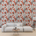 Un salon moderne avec un papier peint illustrant des perroquets stylisés sur des branches ornées de feuilles rouges, créant une atmosphère vivante et chaleureuse.
