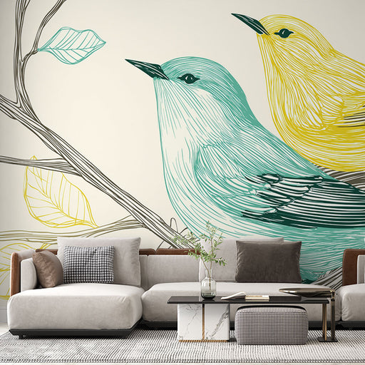 Un salon moderne avec un papier peint illustrant des oiseaux stylisés turquoise et jaune sur fond clair, créant une ambiance joyeuse et naturelle.