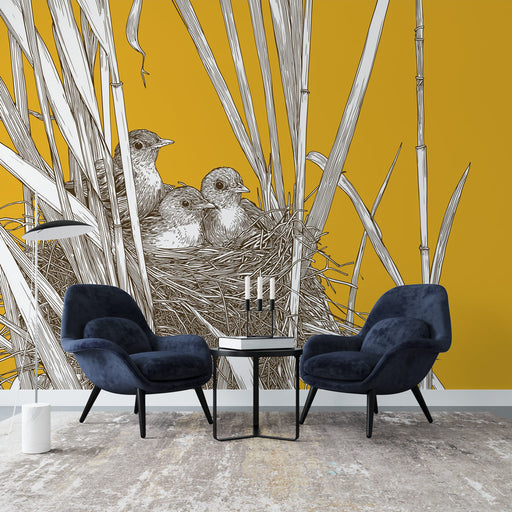 Une pièce moderne avec un papier peint illustrant un nid avec des oisillons sur fond jaune vif, créant une ambiance chaleureuse et accueillante.