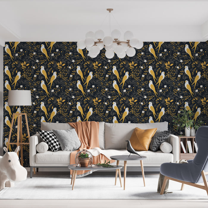 Un salon moderne avec un papier peint floral noir orné de perroquets blancs et de motifs végétaux jaunes, créant une atmosphère vivante et chaleureuse.
