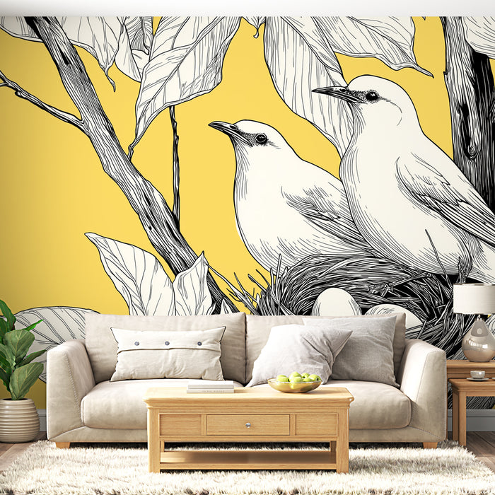 Un salon lumineux avec un papier peint illustrant des oiseaux en noir et blanc sur fond jaune, créant une ambiance joyeuse et naturelle.