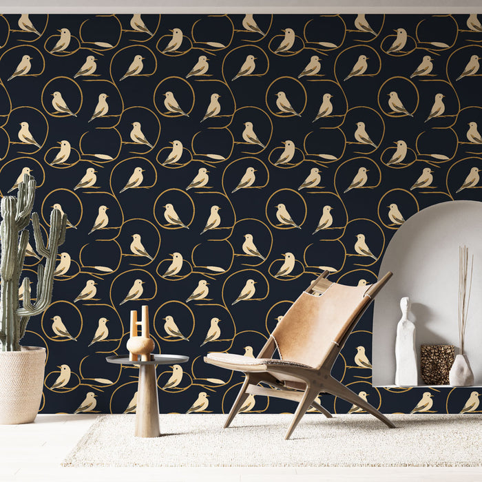 Un salon moderne avec un papier peint navy orné de motifs d'oiseaux stylisés en beige et doré, créant une atmosphère élégante et apaisante.