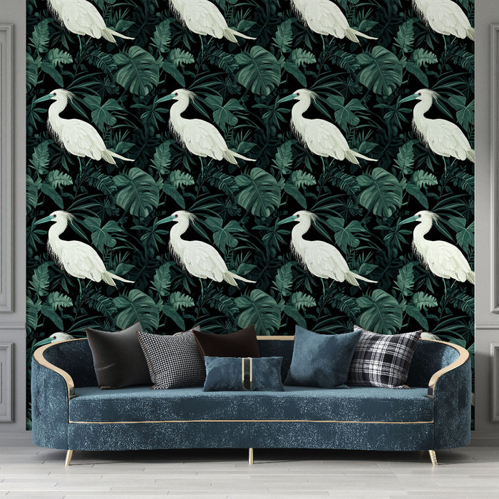 Un salon élégant avec un papier peint tropical noir orné de grandes feuilles vertes et d'oiseaux blancs, créant une atmosphère exotique et apaisante.