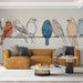 Un salon moderne avec un papier peint illustrant des oiseaux stylisés aux lignes épurées et aux couleurs douces, créant une atmosphère chaleureuse et artistique.